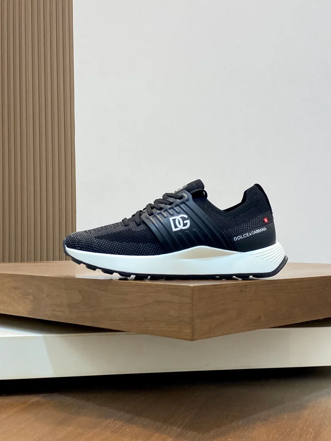 Men's Men's Shoes 💰700••New arrivals••Dolce&Gabbana••DG✔️High-end men's sports•casual shoes. Original goods from top counters. Original imported cowhide, multi-material splicing design ➕Imported cowhide lining, cowhide feet ➕Original TPR elastic outsole.  Size: 39-44 (38, 45 customized)